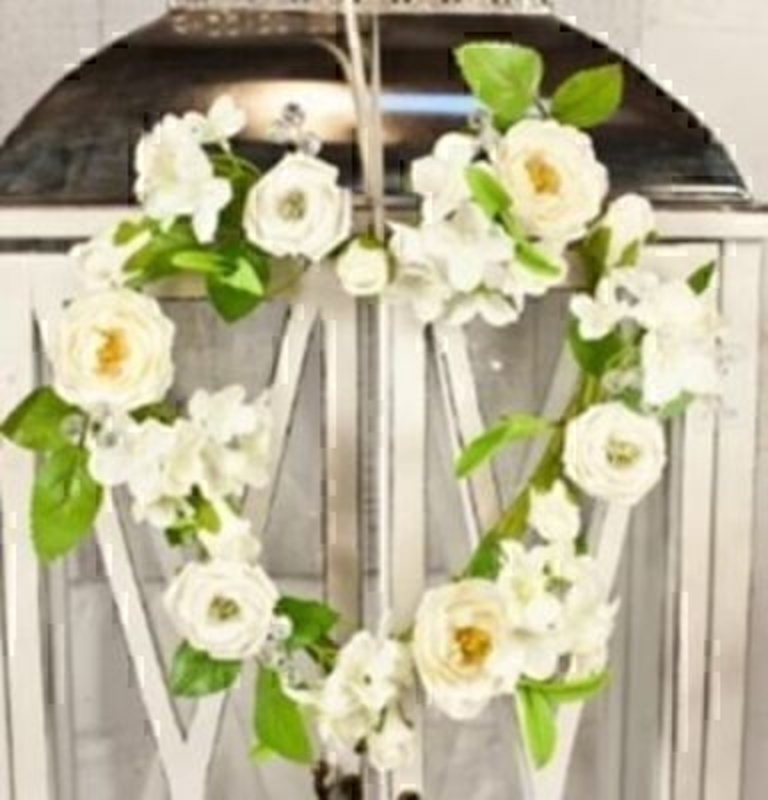 Real look silk flowers. Cream heart wreath of mixed roses, hydrangea and Jewels by Bloomsbury. Size 27x27 cm
